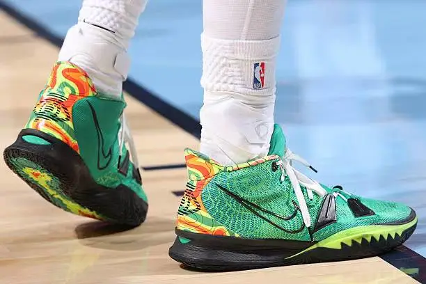 约翰逊穿着Kyrie7，砍下32分15篮板8助攻1抢断